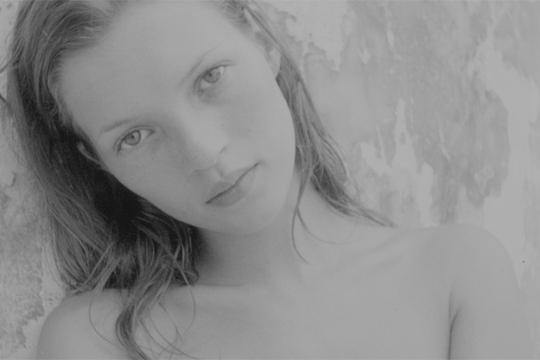 Компанія Calvin Klein для реклами парфумів використала фото 18 річної Кейт Мосс 3a522f678d6fe9968f1d6854c11c649c