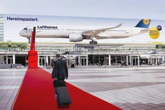 Lufthansa створила величезну сходи в небо мюнхенському аеропорту ffa529747fbf0ceda3cf0172205c062c