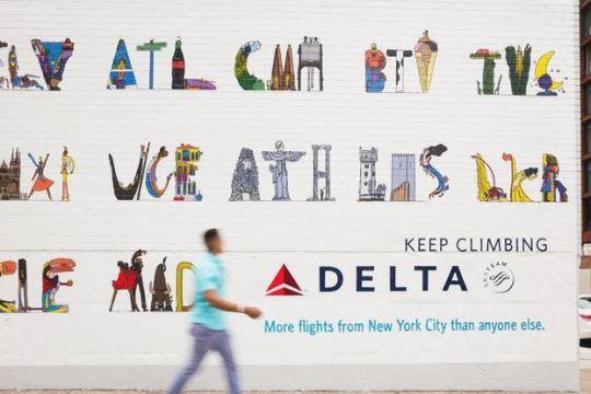 Delta зобразила коди аеропортів на новому муралі в Брукліні 15db28c4f634bba6a44f2121e527c0b1