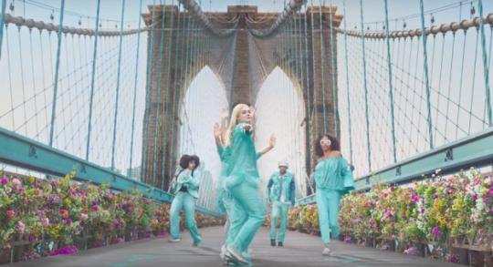 Ель Фаннінг танцює хіп хоп в рекламі Tiffany & Co. 6bce9a9be21701f854a9b35338415435