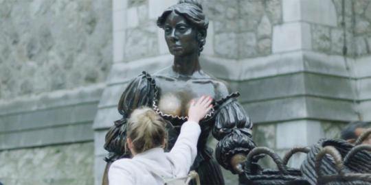 Памятник в Дубліні став частиною кампанії проти раку грудей c78971491e36681b9119be04a376f273